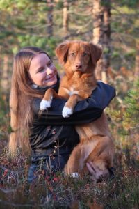 Joline Samuelsson och hunden Mellie.